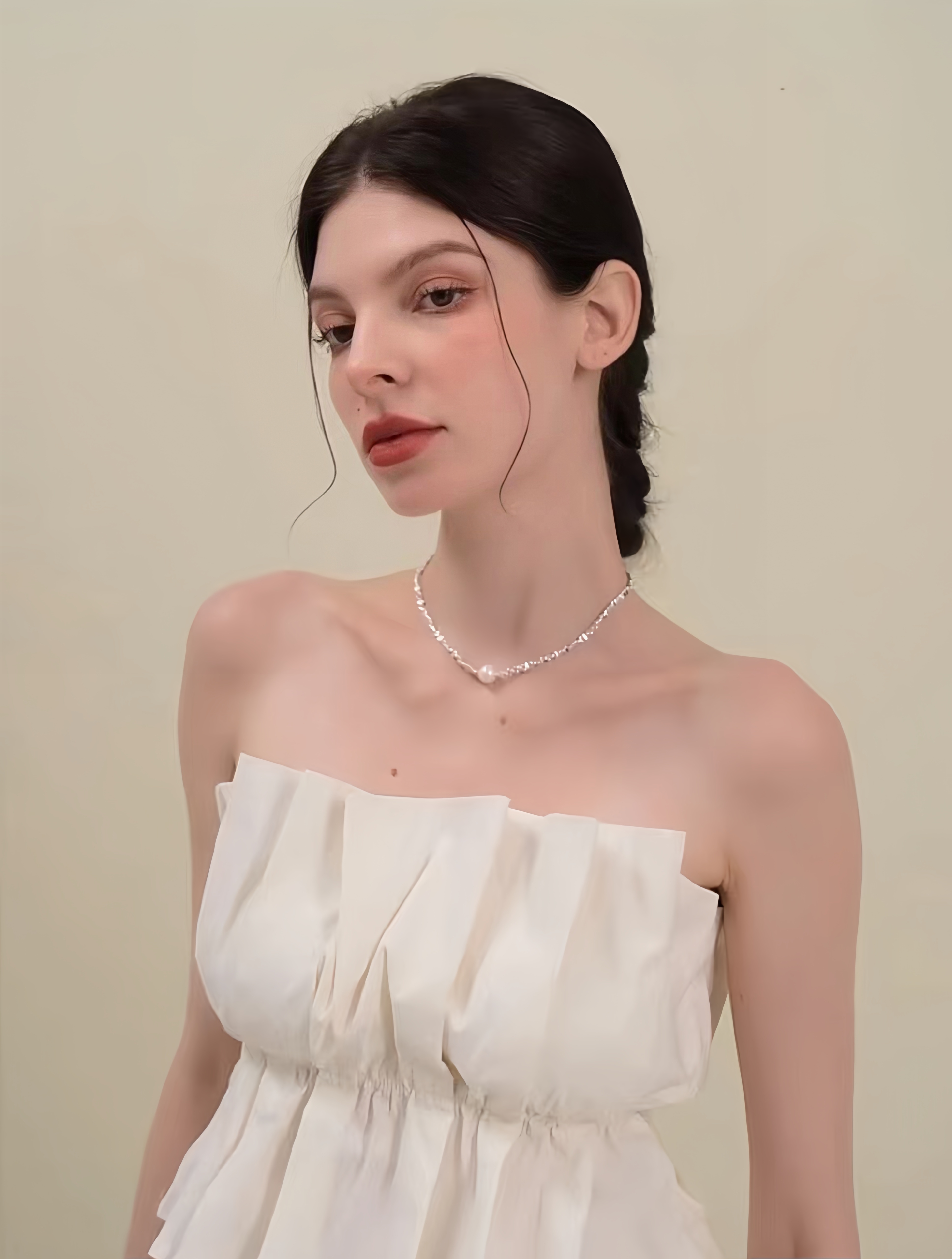 Pearl Necklace is a fashionable woman with bright jewelry