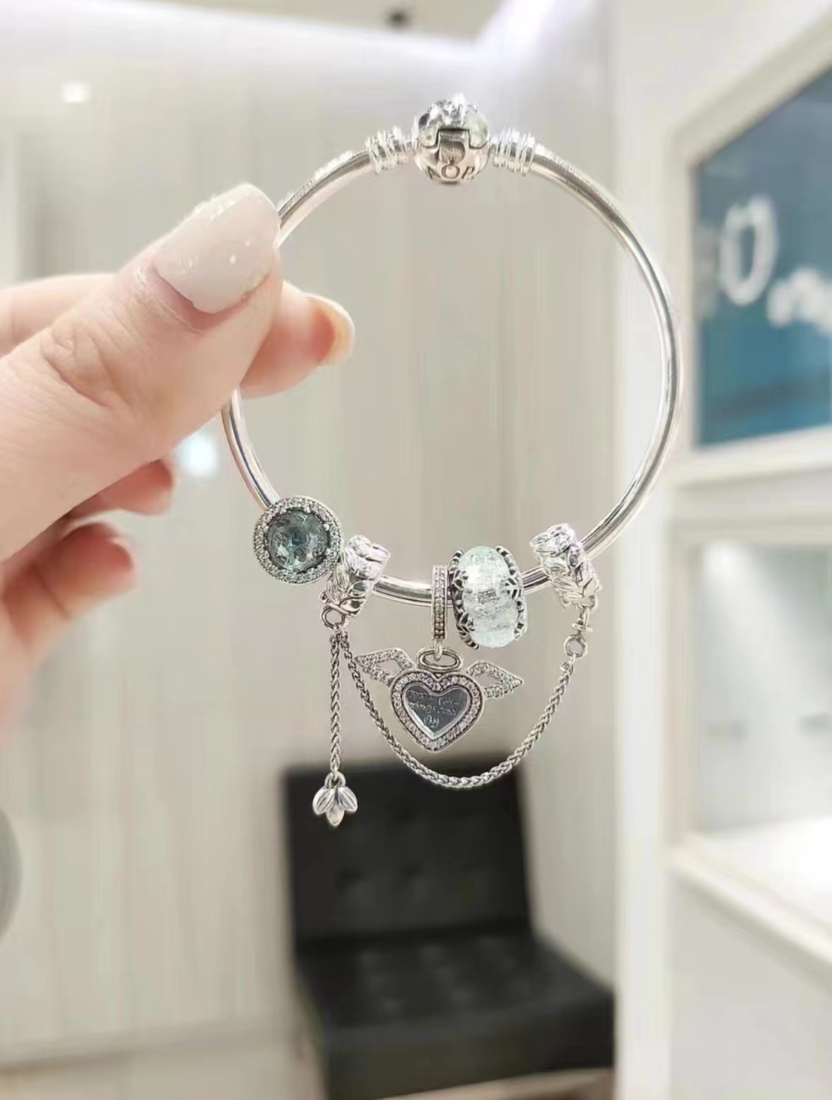 The Pandora bracelet, the glow of the wrist, is also a declaration of the heart