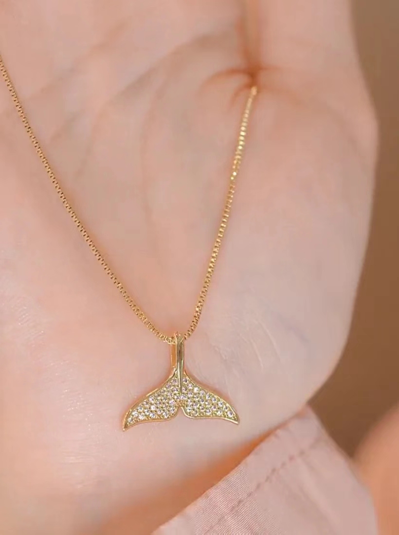 Diamond whale tail necklace, carefully selected, excellent quality