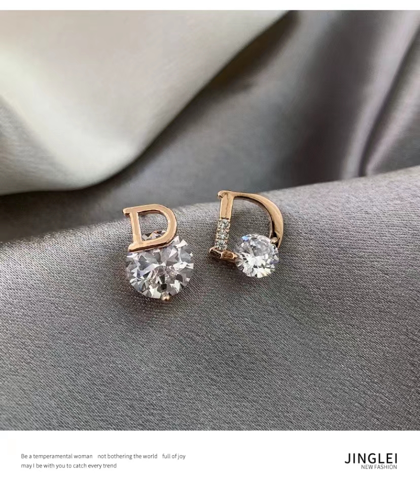 Light luxury high sense earrings, presenting a different charm