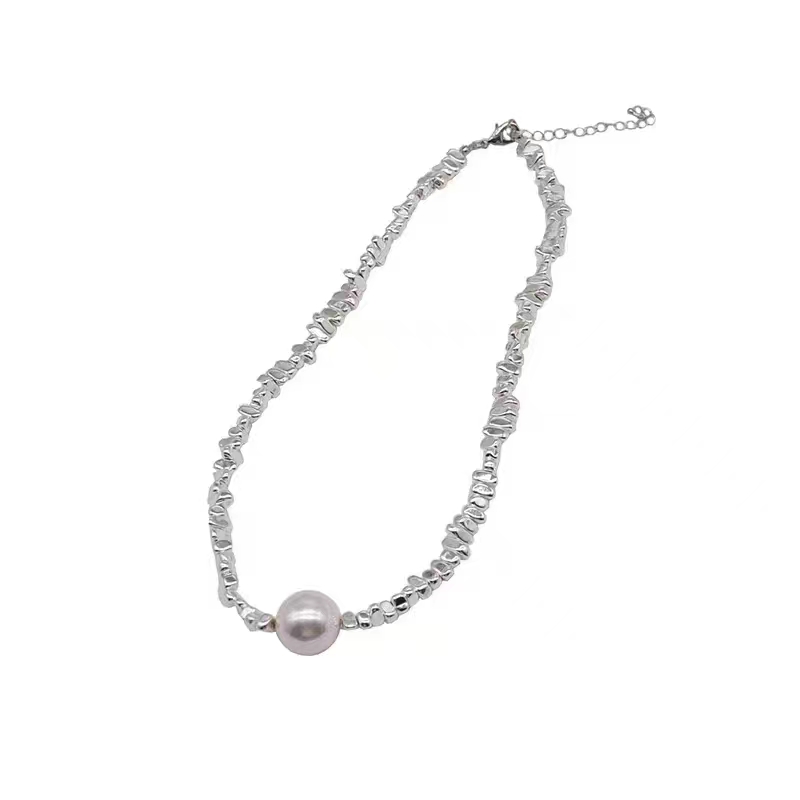 Pearl Necklace is a fashionable woman with bright jewelry