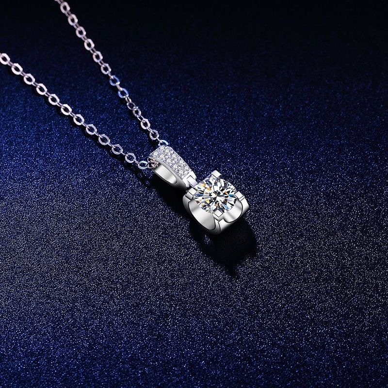 One carat high-end diamond necklaceShare Elegance with luxury