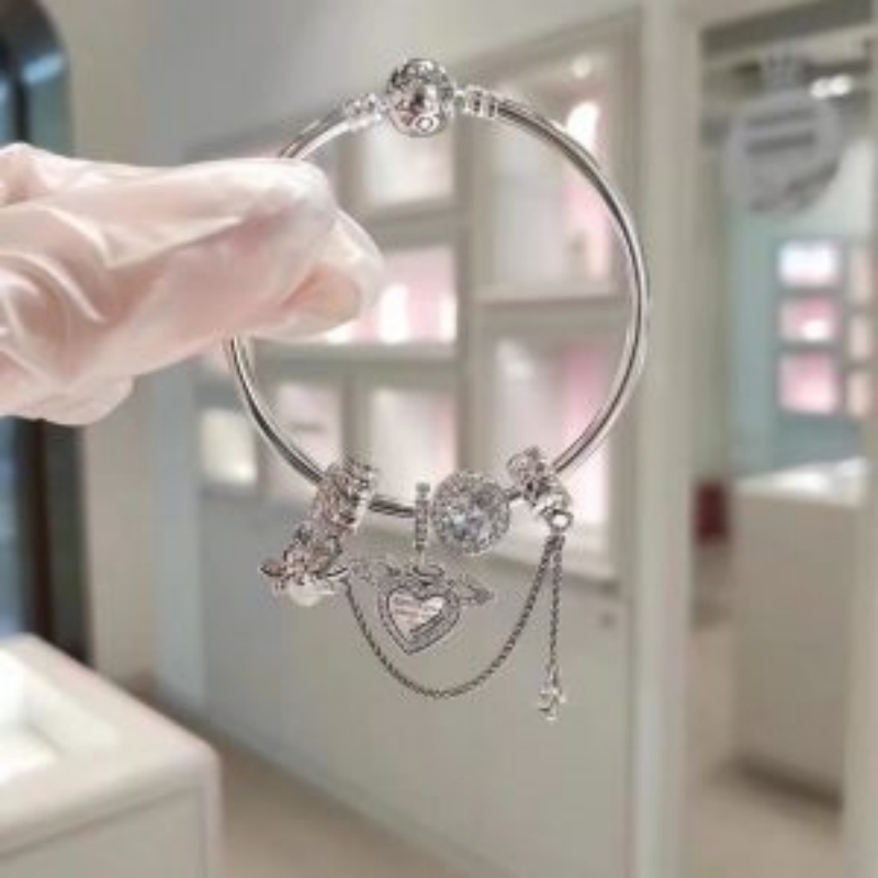 The Pandora bracelet, the glow of the wrist, is also a declaration of the heart