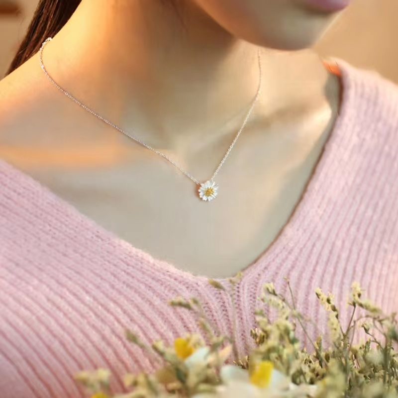 Daisy pendant necklace, quiet world, alluring love and vivid, red and red, witness the miracle of love