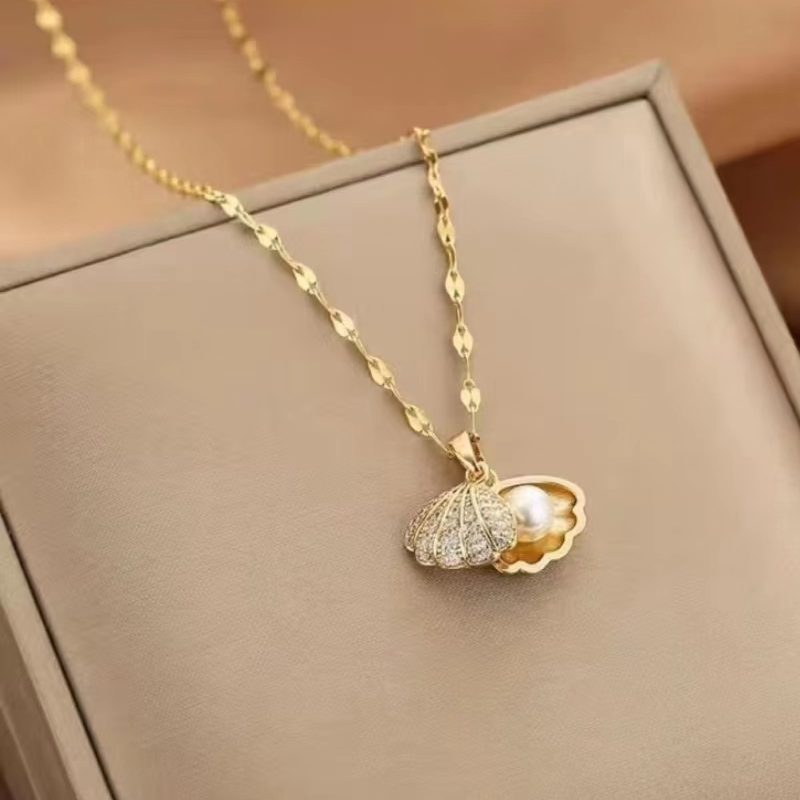 Pearl shell pendant necklace, jewelry shows the exquisite technology and extraordinary taste