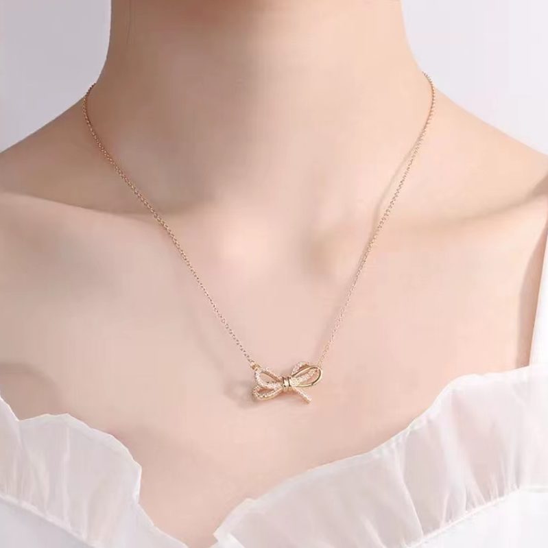 Ribbon bow pendant necklace shows the luxury aesthetics