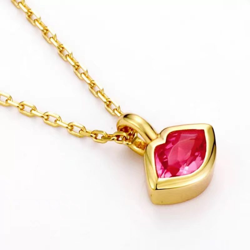 Luxury lip-shaped pendantsDeduce the beauty of harmony, challenge modern posture